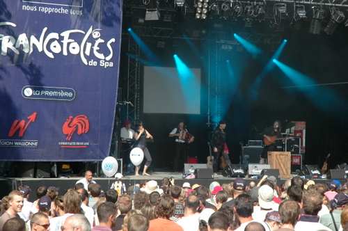 Scène des Francofolies dans le parc de 7 Heures